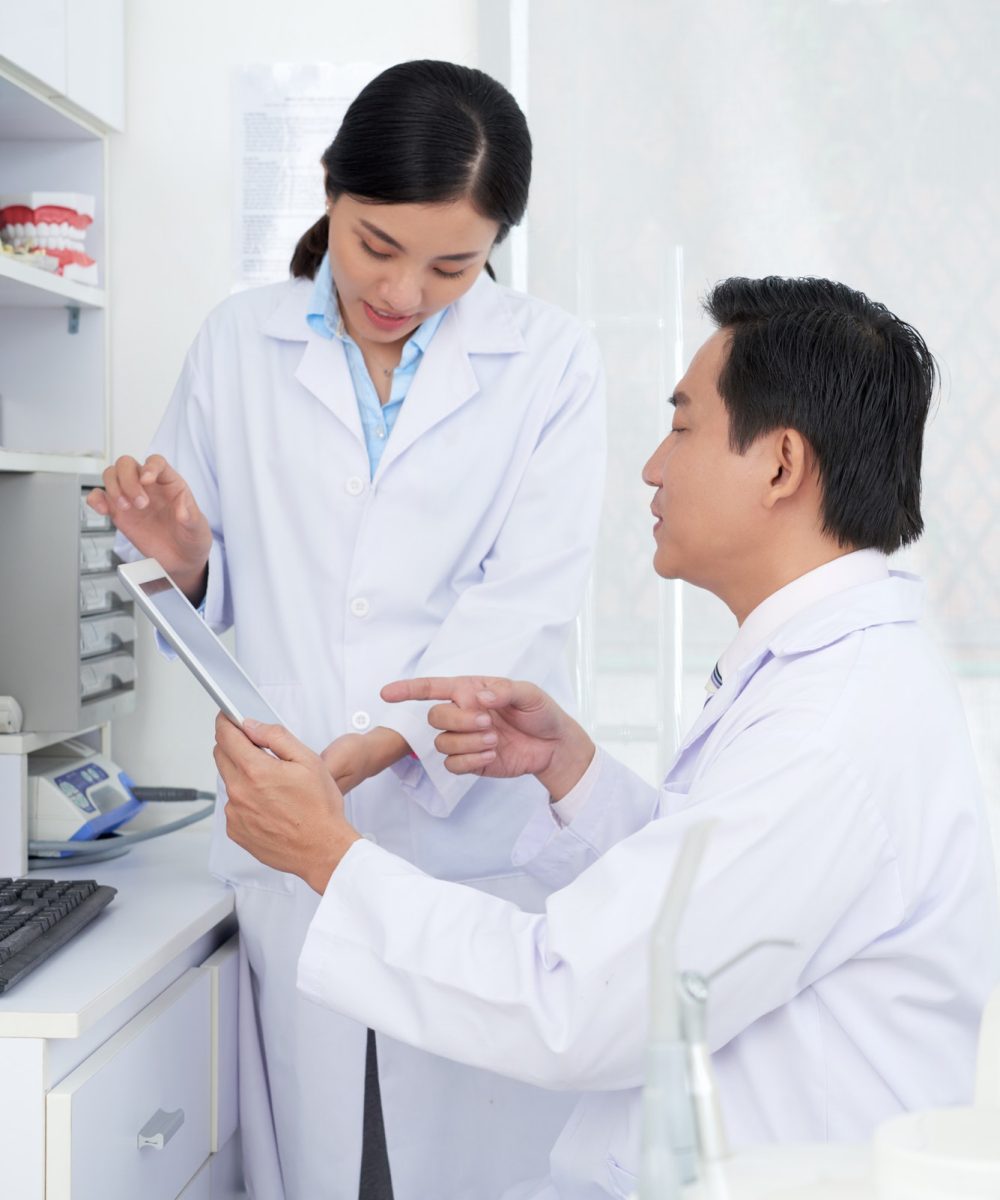 dentists-discussing-analysis